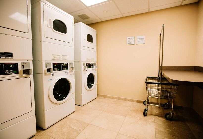 Hampton Inn & Suites Minot Airport