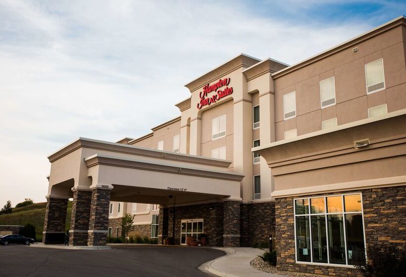 Hampton Inn & Suites Minot Airport