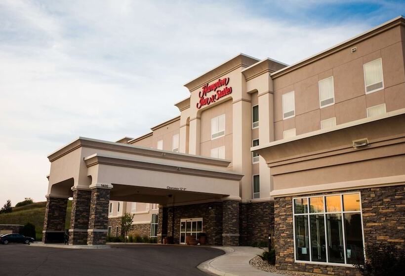 Hampton Inn & Suites Minot Airport