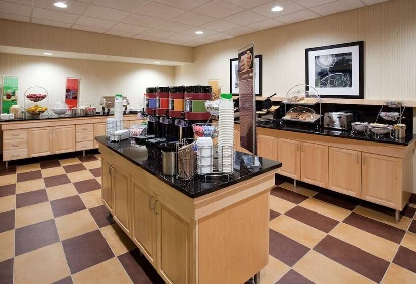 Hampton Inn & Suites Minot Airport