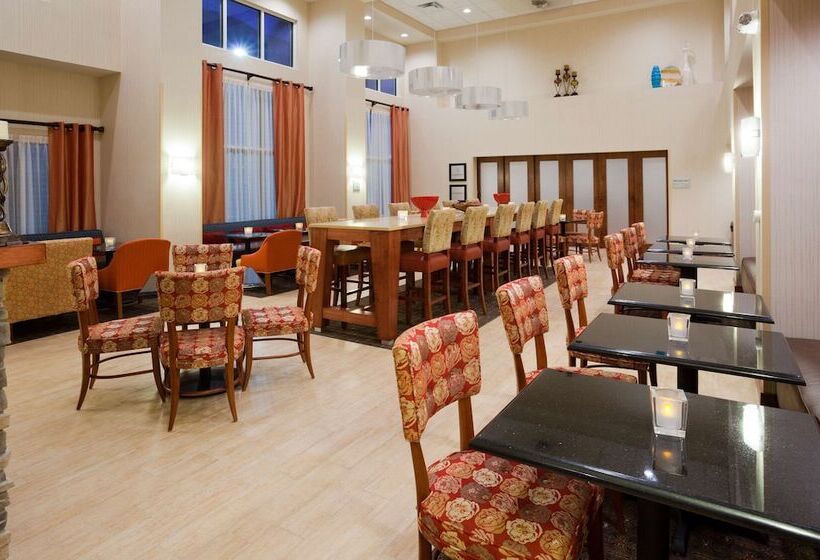 Hampton Inn & Suites Minot Airport