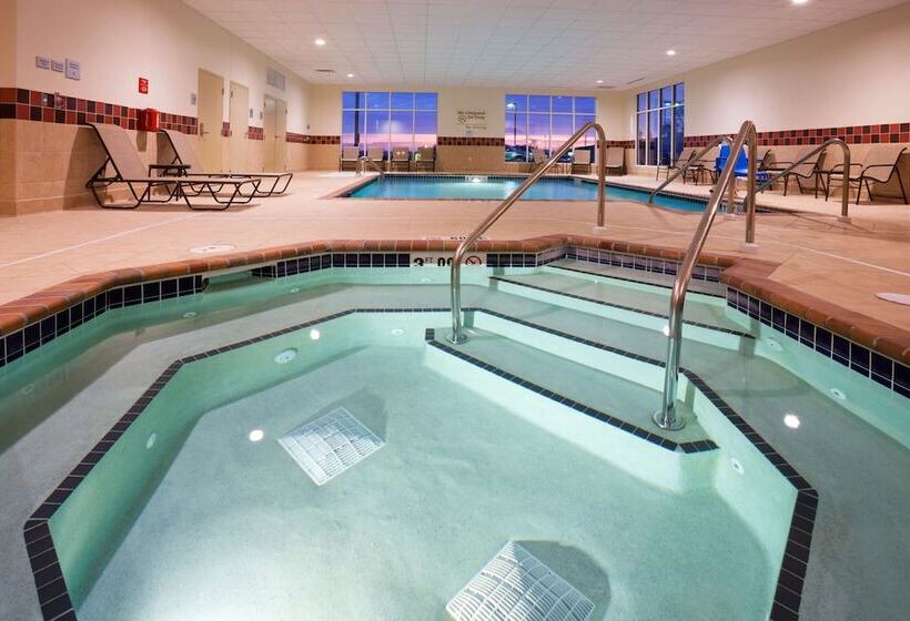 Hampton Inn & Suites Minot Airport