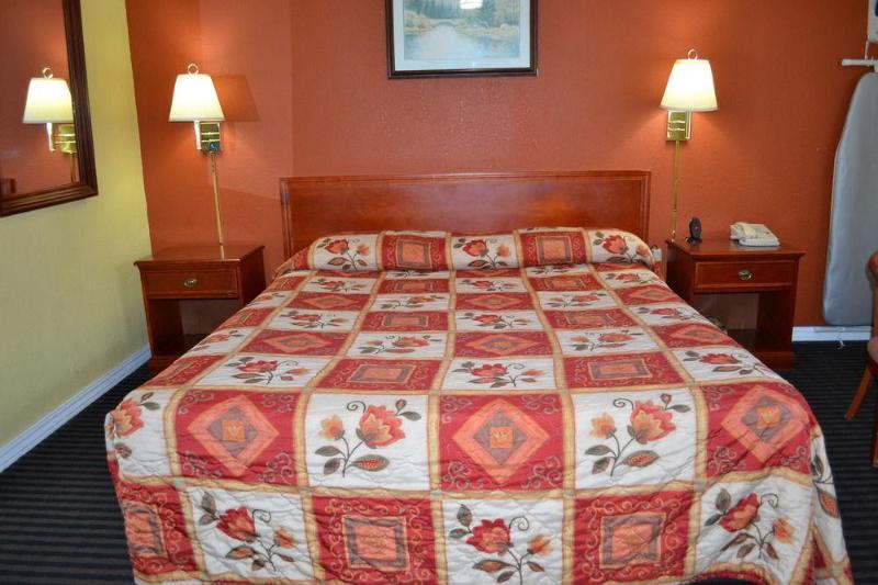 Отель Alpha Inn & Suites