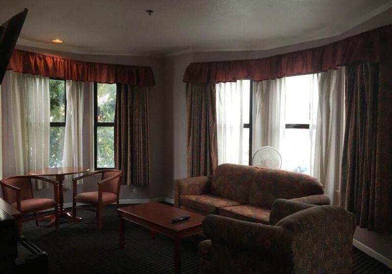 Отель Alpha Inn & Suites