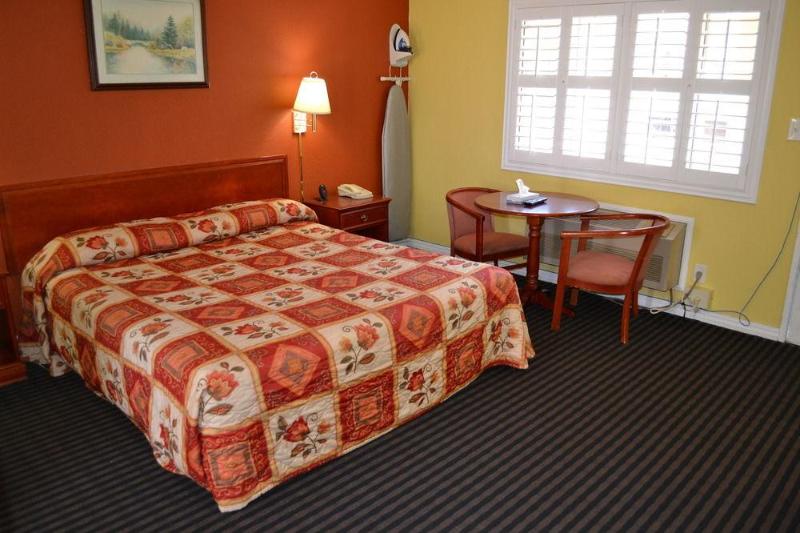 Отель Alpha Inn & Suites