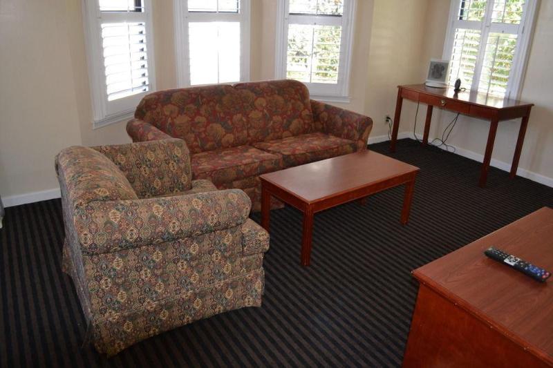 Отель Alpha Inn & Suites