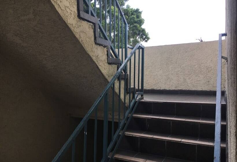 فندق Bellflower Travel Inn