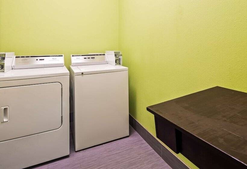 Отель Best Western Plus Carrizo Springs Inn & Suites