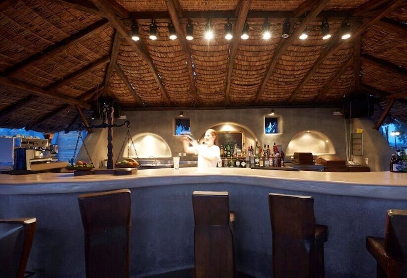 酒店 Black Rose Beach Suites