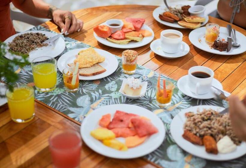 فندق Cariblue Beach and Jungle Resort