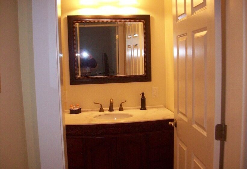 فندق Colonel S Suites