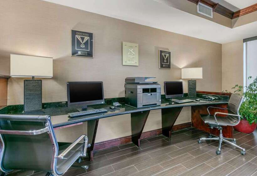 Отель Comfort Suites