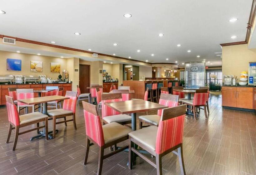 Отель Comfort Suites