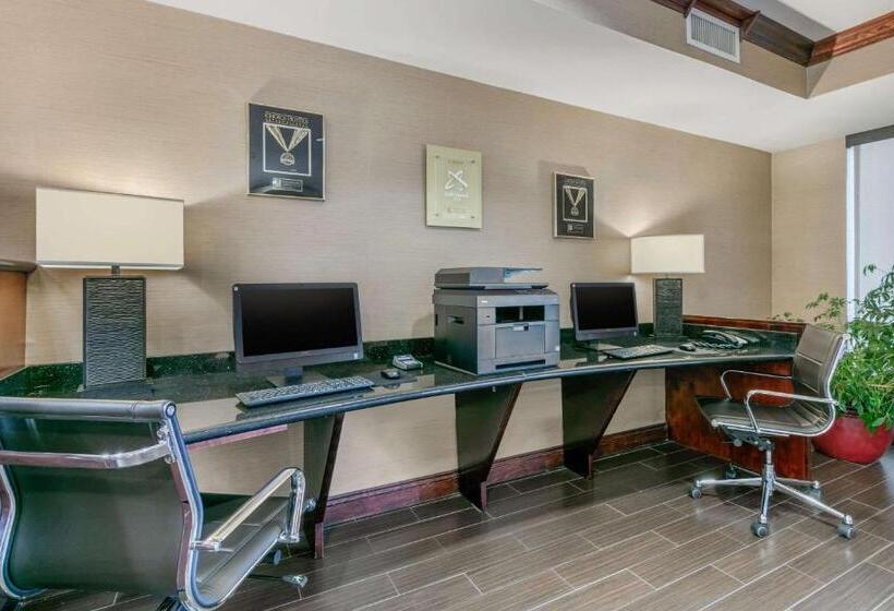 Отель Comfort Suites