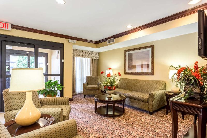 Отель Comfort Suites