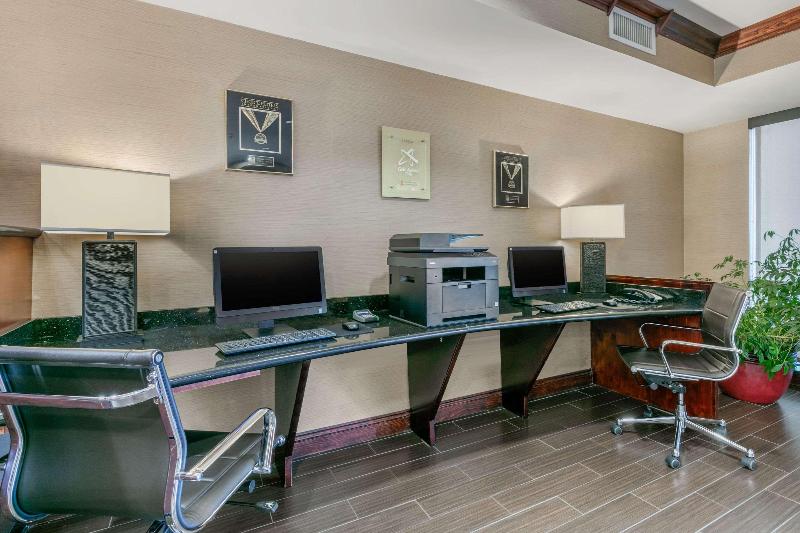 Отель Comfort Suites