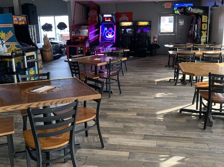 בית מלון כפרי Commodore Perry Inn And Suites