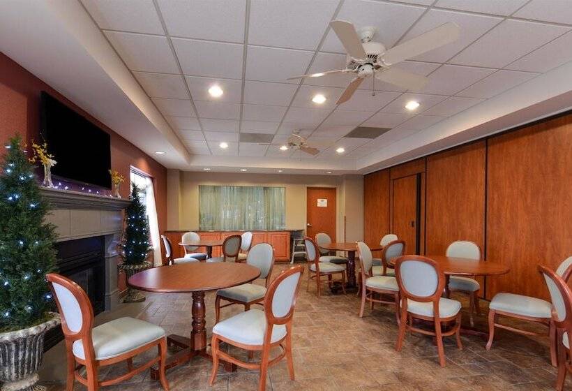 فندق Country Hearth Inn & Suites Edwardsville