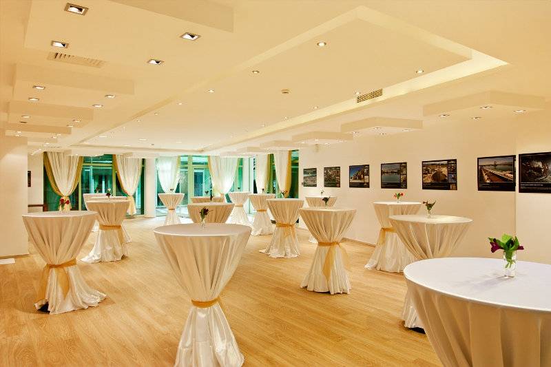 Earth & People Hotel & Spa   Free Parking