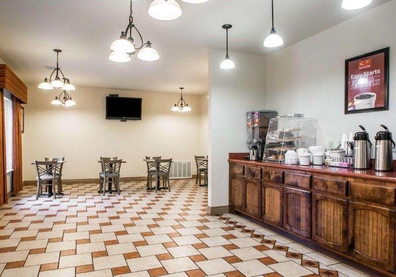 בית מלון כפרי Econo Lodge