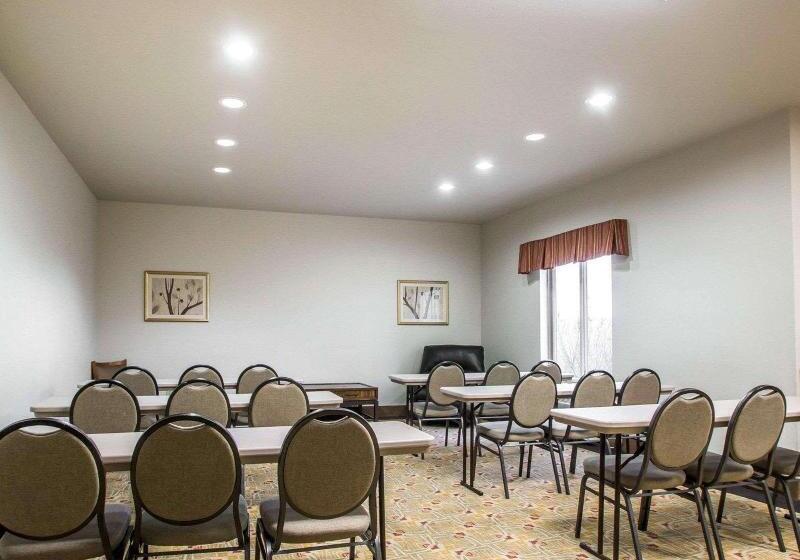 בית מלון כפרי Econo Lodge