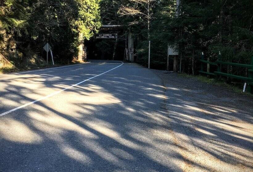 فندق Gateway Inn & Cabins