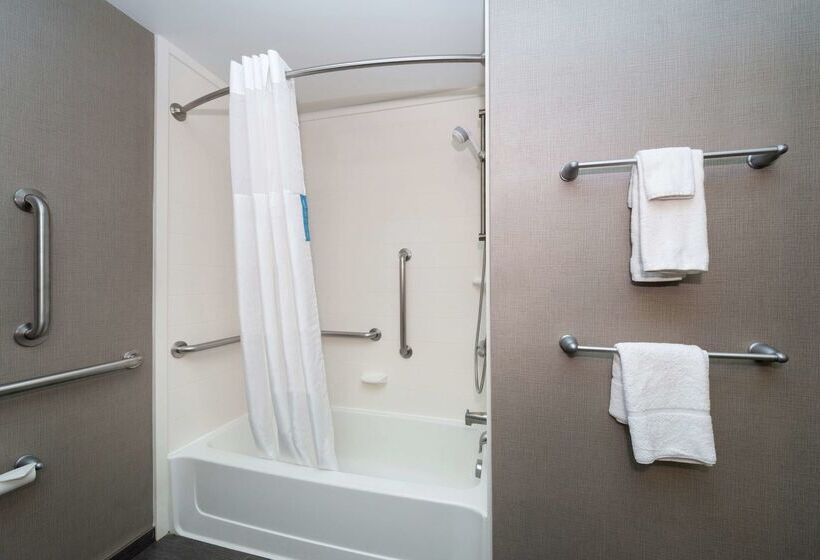 Отель Hampton Inn & Suites Greensboro/coliseum Area