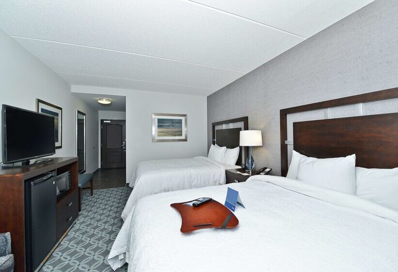 Отель Hampton Inn & Suites Greensboro/coliseum Area