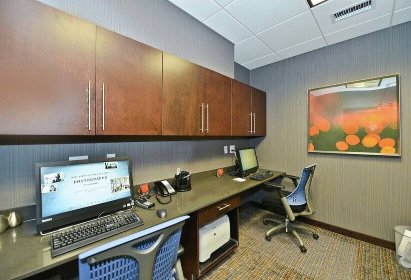 Отель Hampton Inn & Suites Greensboro/coliseum Area