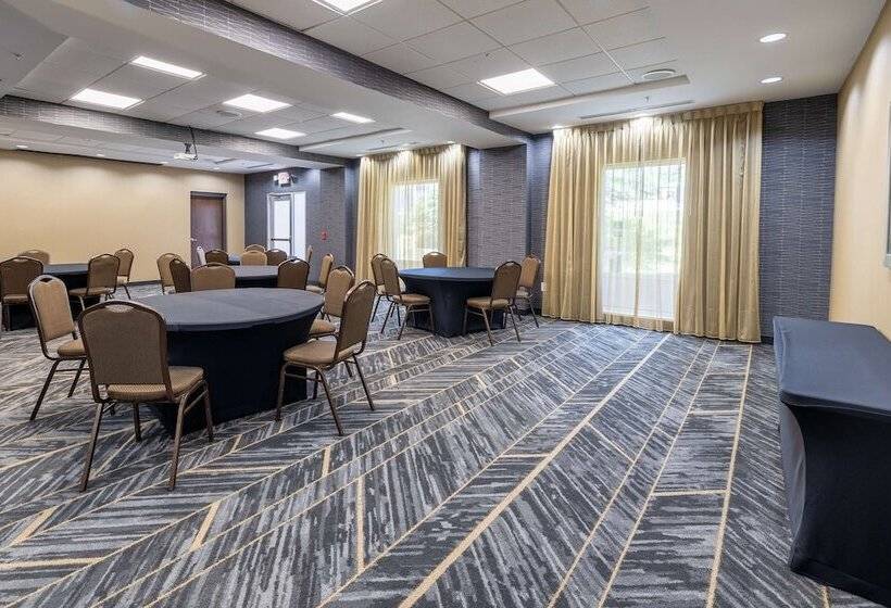 Отель Hampton Inn & Suites Greensboro/coliseum Area