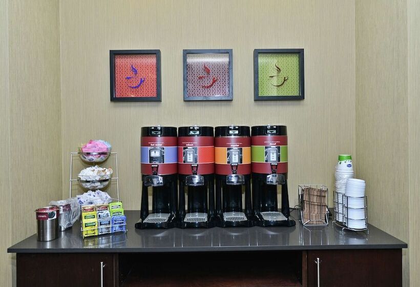 Отель Hampton Inn & Suites Greensboro/coliseum Area