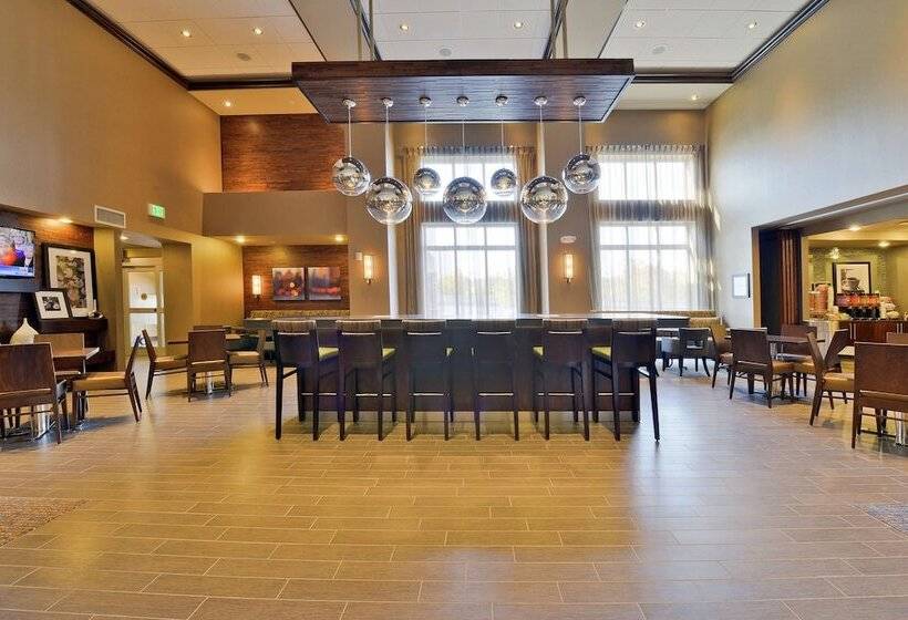 Отель Hampton Inn & Suites Greensboro/coliseum Area