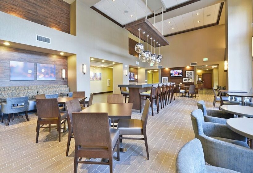 Отель Hampton Inn & Suites Greensboro/coliseum Area