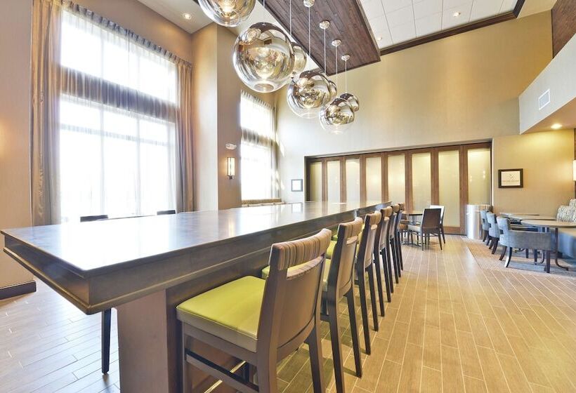 Отель Hampton Inn & Suites Greensboro/coliseum Area