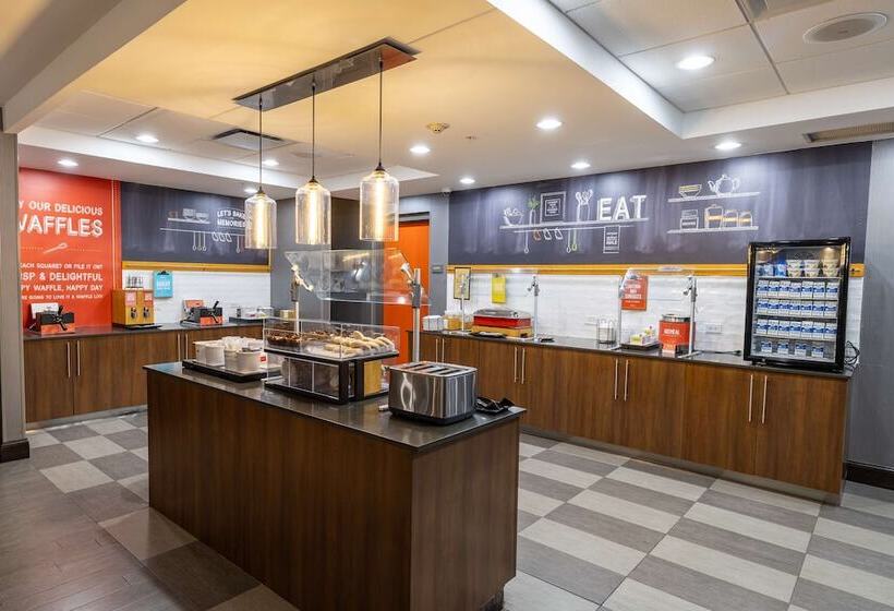 Отель Hampton Inn & Suites Greensboro/coliseum Area