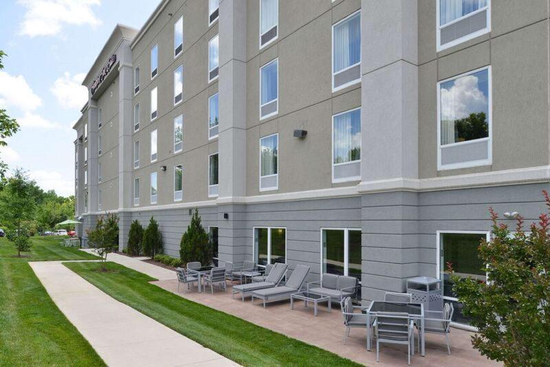 Отель Hampton Inn & Suites Greensboro/coliseum Area