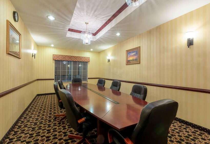 هتل La Quinta By Wyndham Dodge City