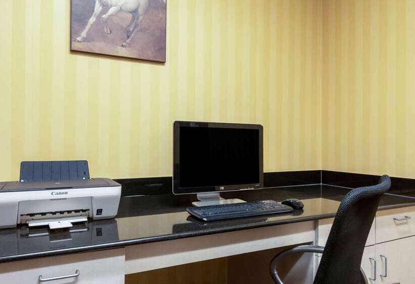 هتل La Quinta By Wyndham Dodge City