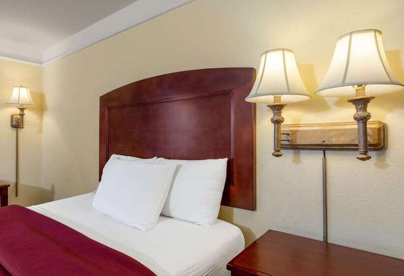 هتل La Quinta By Wyndham Dodge City