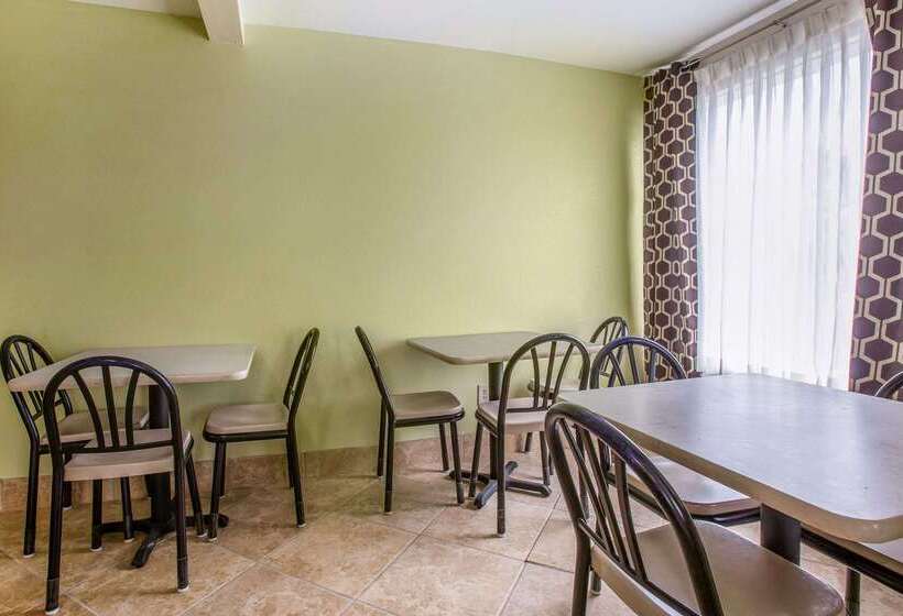 בית מלון כפרי Rodeway Inn