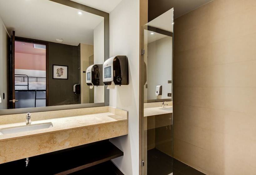 Отель Selina Parque 93 Bogota