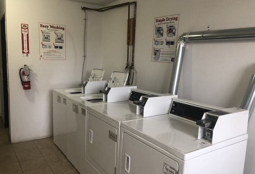 Отель Troy Inn And Suites