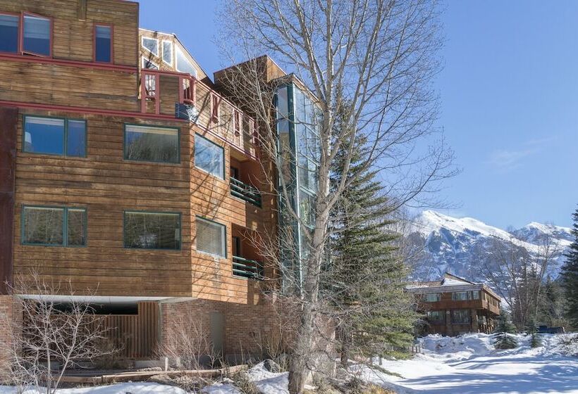 Ice House Suites And Condominiums