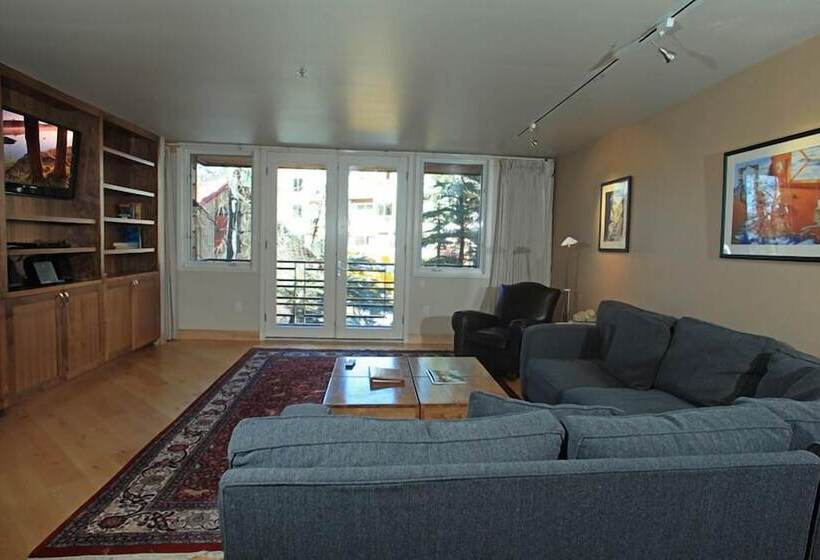 Ice House Suites And Condominiums