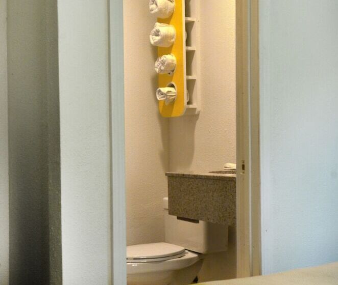 Motel 6modesto, Ca  Downtown