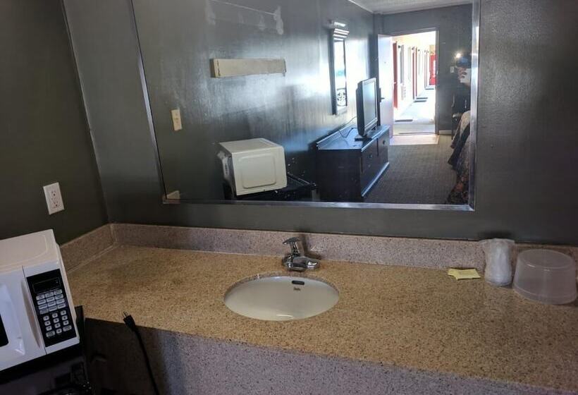 فندق على الطريق Budget Motor Lodge