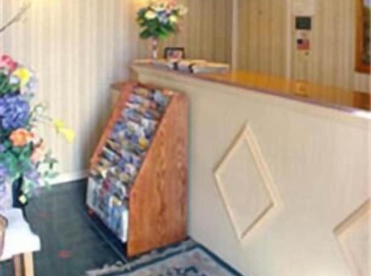 モーテル Cloverdale Oaks Inn