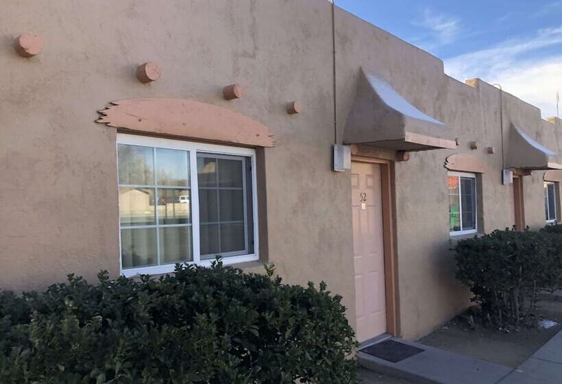 فندق على الطريق Economy Inn