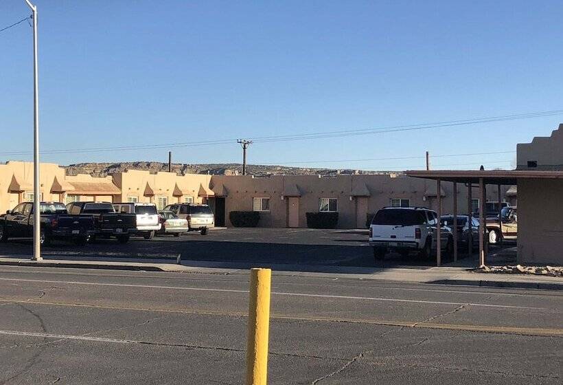 فندق على الطريق Economy Inn