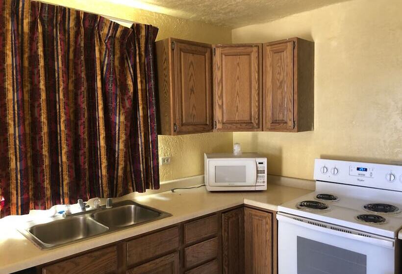 فندق على الطريق Economy Inn